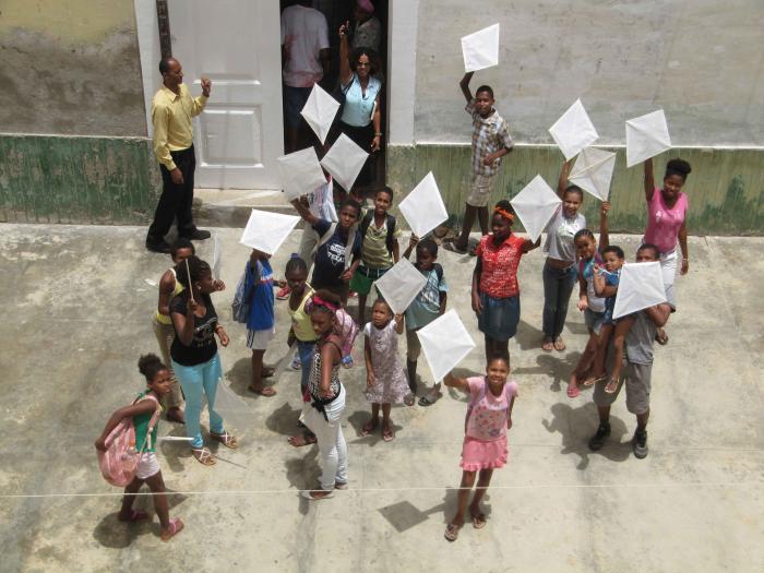 Crianças com os papagaios em construção